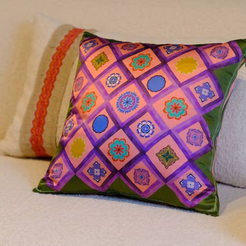 Kissen Latice Carré textil violett / 45 x 45 cm - Seidig Glänzend - POPUS EDITIONS - Violett & Grün -  Plumes, Satin-Rayon