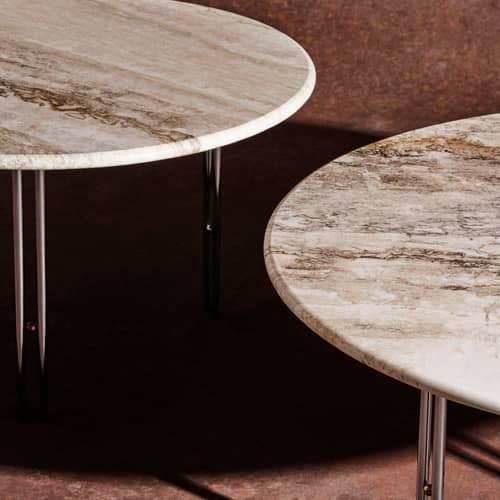 Table d\'appoint IOI marbre beige / Ø 50 x H 50 cm - Gubi - Marbre beige (Ripple) / Pied chromé - Acier laqué, Laiton, Marbre