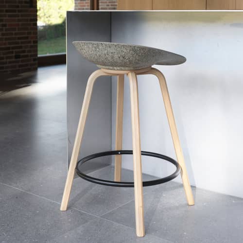 Tabouret de bar Mat / H 65 cm - Algue marine / Pieds hêtre - Normann Copenhagen - Algue (foncé) / Pieds hêtre - Acier thermolaqué, Algue marine, Hêtre certifié FSC