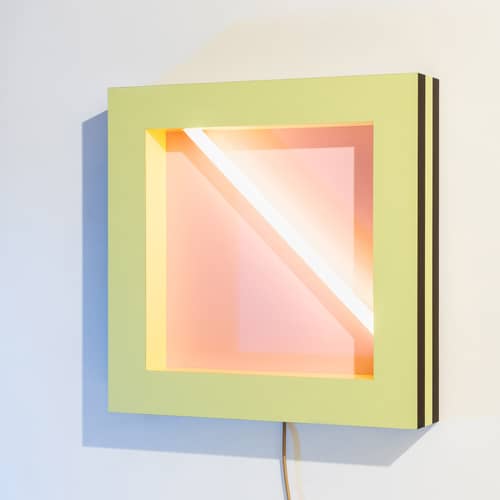 Wandleuchte mit Stromkabel Negresco plastikmaterial holz rosa gelb / By Martine Bedin, 1981 - 60 x 60 cm - Memphis Milano - Gelb, rosa, schwarz - Holz, Kunststofflaminat
