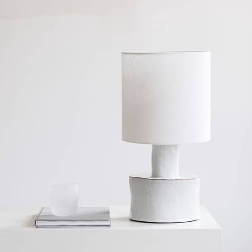 Lampe de table Catherine céramique blanc / Grès & tissu - Ø 25 x H 47 cm - Serax - Blanc mat / beige - Grès, Tissu