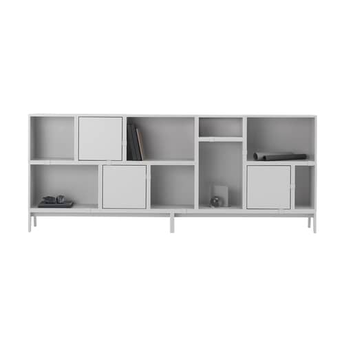 Scaffale Stacked legno grigio / Pannello medium 43x43 cm / Con porta - Muuto - Grigio chiaro - MDF tinto