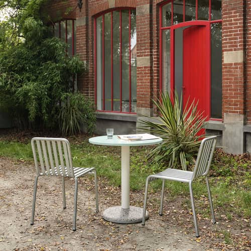 Tavolo rotondo Ceramic Outdoor ceramica verde / Ø 70 cm - Porcellana - Hay - Verde menta / Gambe crema - Acciaio, Cemento effetto terrazzo, Porcellana smaltata