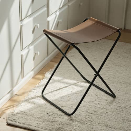 Klapphocker Nola leder grün - BROSTE COPENHAGEN - Waldgrün / Naturleder - Eisen, Rindsleder