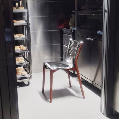 Poêle Collection Chair metal silver / By Philippe Starck - Alessi - Polished steel / Burnish Tinted beechwood - Polished mirror stainless steel, Tinted beechwood