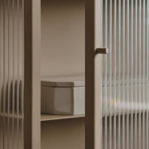 Rangement mural Haze métal beige / L 35 x H 100 cm - Verre cannelé - Ferm Living - Beige - Fer laqué, Verre cannelé