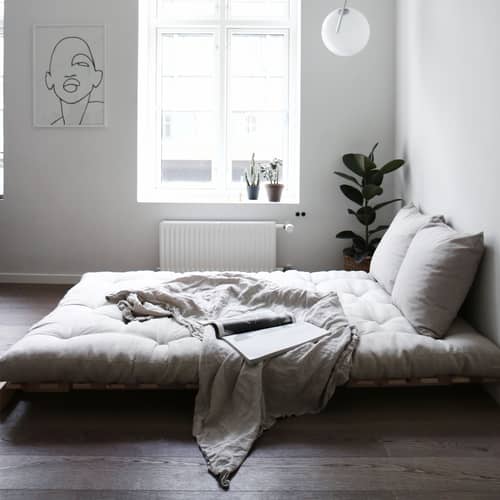 Schlafcouch Roots holz weiß / B 140 cm - 3 Positionen / Struktur Pinie Klare Kiefer - KARUP - Leinen 914 / Klare Kiefer, hell - FSC-zertifiziertes Massivholz Kiefer, Gewebe, Recycelte Mischfasern, Schaumstoff