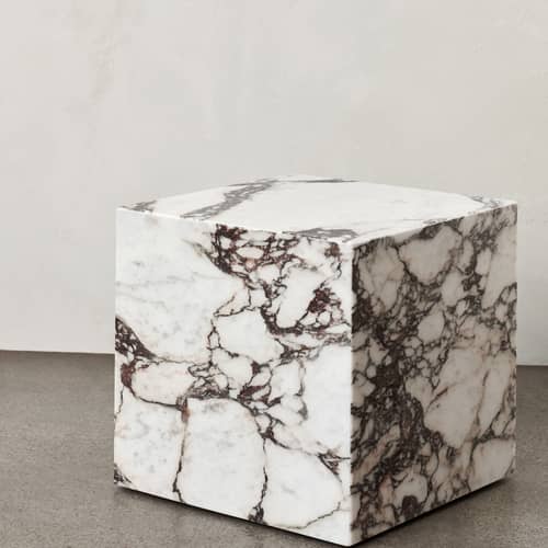 Beistelltisch Plinth Cubic beige / Marmor - 40 x 40 x H 40 cm - Audo Copenhagen - Calacatta (Viola) Marmor - Akazienholz, Marmor