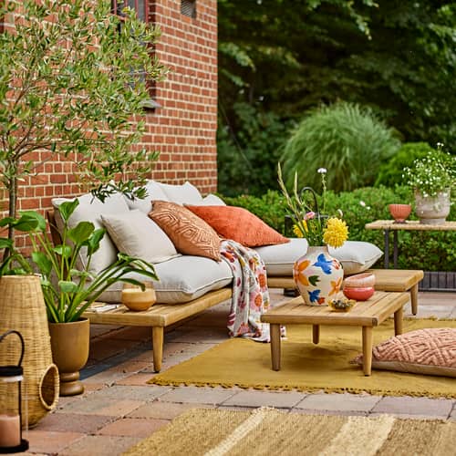 Salon de jardin Cesano / Canapé d\'angle + table basse - Bloomingville - Beige / Acacia naturel - Acacia massif certifié FSC, Mousse polyuréthane, Tissu polyester