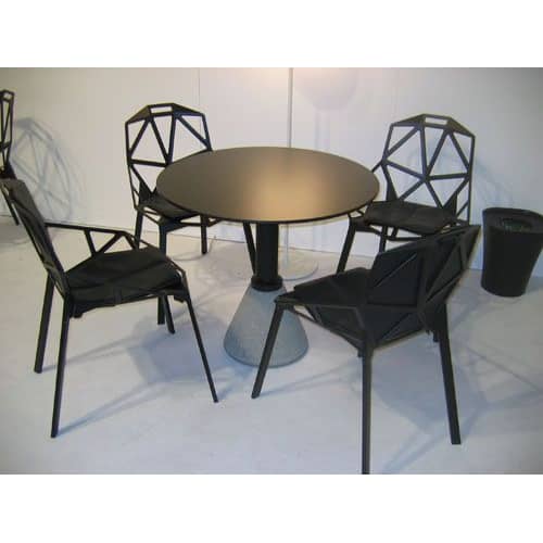 Chaise empilable Chair one métal noir / Konstantin Grcic, 2003 - Magis - Noir / Pieds noirs - Aluminium verni, Fonte d\'aluminium vernie