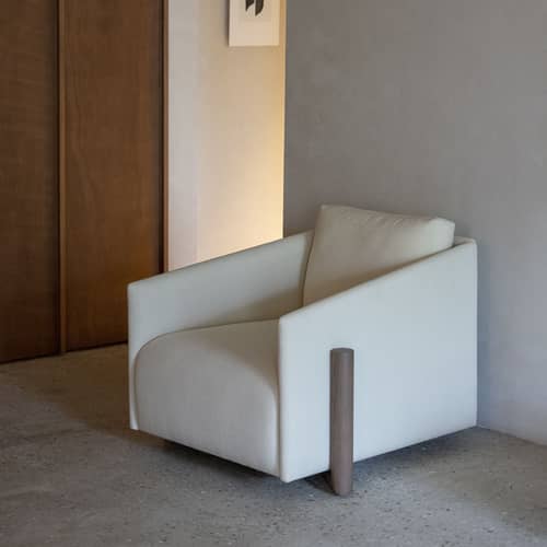 Gepolsterter Sessel Timber textil beige - KANN DESIGN - Creme - Buchenholz in Nussbaum-Optik, HR-Schaum, Kvadrat-Gewebe
