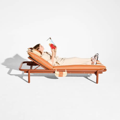 Schrägstellbarer Liegestuhl Sunbun textil orange / Matratzen inklusive - Fatboy - Struktur Desert / Orange gestreiftes Kissen - Leinen, Olefin Stoff, Schaumstoff, Thermolackiertes Aluminium