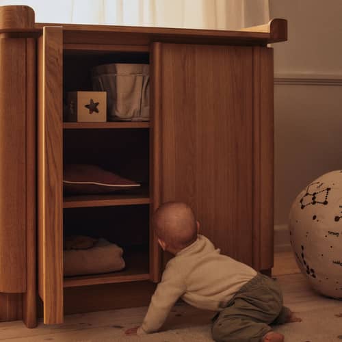 Kommode Tilu holz natur / B 103 x H 90 x T 58 cm - Ferm Living - Kommode / Eiche - Eichenfurnier, massive Eiche