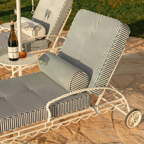 Transat inclinable à roulettes Al Fresco métal / Matelas inclus - Tablette latérale pivotante - BUSINESS & PLEASURE - Coussin Laurens (rayé bleu) - Acier, Mousse, Tissu outdoor Pleasuretex®
