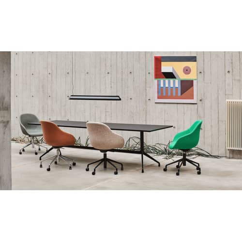 Fauteuil à roulettes About a chair AAC155 cuir marron / Rembourré - Hay - Cognac (cuir Sense) / Pied alu - Cuir, Fonte d\'aluminium, Mousse polyuréthane, Polypropylène renforcé