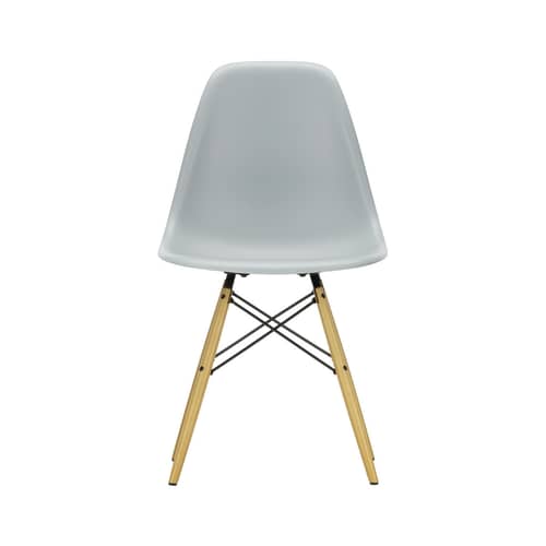 Chaise RE DSW - Eames Plastic Side Chair plastique gris / (1950) - Pieds bois clair / Recyclé - Vitra - Gris clair / érable nuance jaune - Érable massif, Plastique recyclé post-consommation