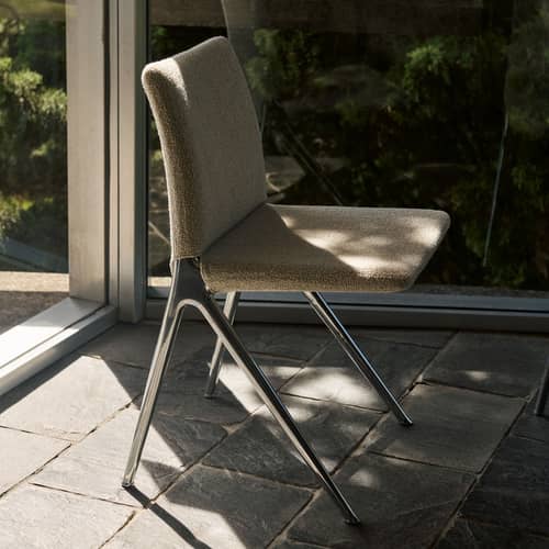 Chaise rembourrée Kape IF7 tissu beige - &tradition - Tissu beige (Barnum 101) / Pieds chromés - Aluminium, Bois certifié FSC, Mousse, Tissu