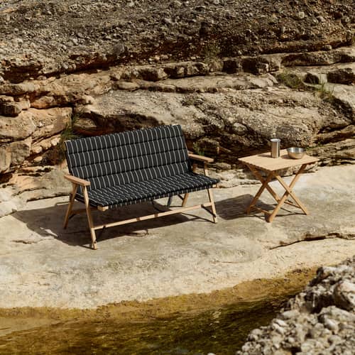 Canapé de jardin 2 places Outdoor Market tissu noir / L 117 cm - Jasper Morrison - Hay - Noir - Hêtre certifié FSC, Tissu polyester recyclé