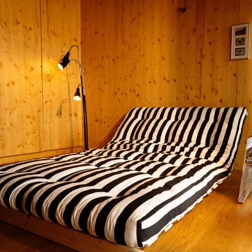 Schlafcouch Roots textil schwarz / L 140 cm – 3 Positionen / Struktur aus heller Kiefer - KARUP - Schwarz-Weiß gestreift (420) - FSC-zertifiziertes Massivholz Kiefer, Gewebe, Schaumstoff