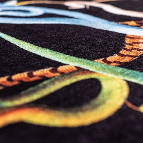 Tappeto Toiletpaper - Snakes tessuto nero multicolore / Ø 200 cm - Seletti - Snakes / Fondo nero - Poliammide