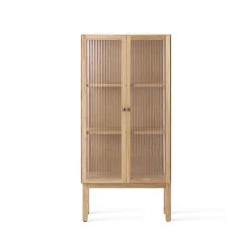 Vaisselier Curiosity Low / L 70,5 x H 143 cm - Verre cannelé - Audo Copenhagen - H 143 cm / Chêne naturel - Chêne massif, MDF plaqué chêne, Verre trempé cannelé