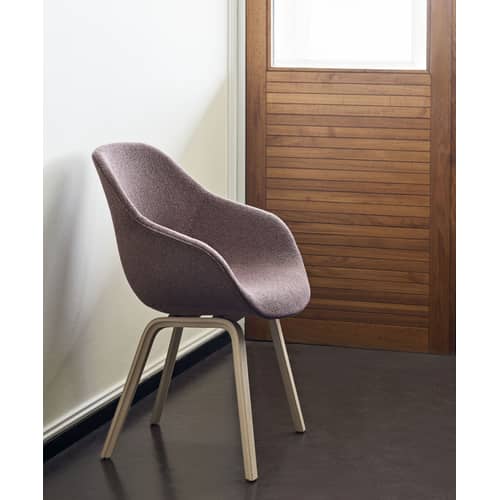 Fauteuil rembourré About a chair AAC123 tissu rose bois naturel / Dossier haut - Tissu intégral & chêne - Hay - Rose (tissu Olavi) - Chêne verni mat, Mousse polyuréthane, Polypropylène renforcé, Tissu bouclé