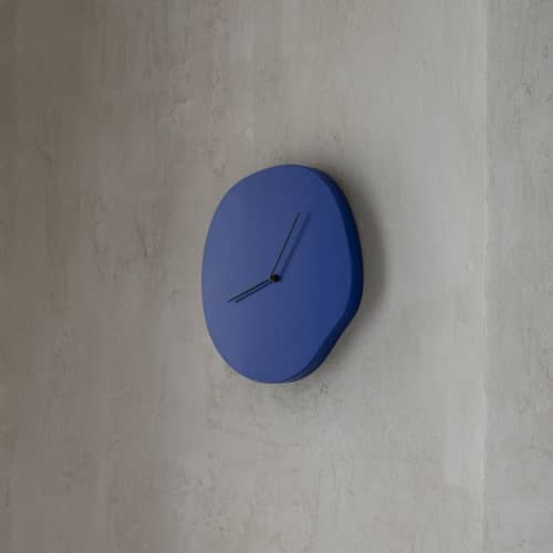 Orologio murale Melt legno blu / L 28 x H 33 cm - Ferm Living - Blu - MDF