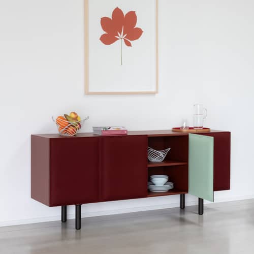 Buffet Tacito rouge / L 180 x H 77 cm - Portes en feutre - Magis - Bordeaux (intérieur portes vert clair) - Aluminium anodisé, Feutre, MDF