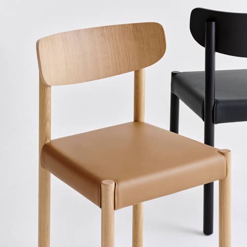 Chaise rembourrée Pack 11 / Dossier contreplaqué - Hay - Cognac (cuir Grano) / Chêne huilé - Chêne huilé, Mousse, Tissu