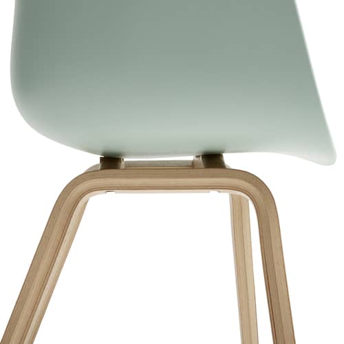 Sessel  About a chair AAC22 plastikmaterial grün / Recycelt - Hay - Dusty Minzgrün / Eiche matt lackiert - massive Eiche, Recyceltes Polypropylen
