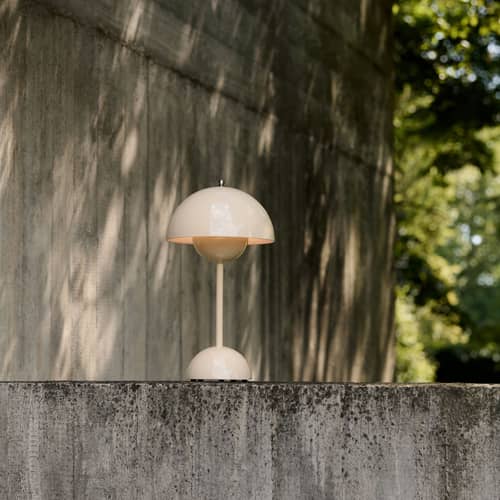 Lampe sans fil rechargeable Flowerpot VP9 métal beige / Ø 16 x H 29 cm - Verner Panton, 1968 - &tradition - Ivoire - Plastique