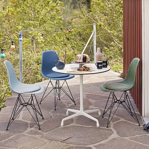Stuhl RE DSR - Eames Plastic Side Chair plastikmaterial grün / (1950) - Beine schwarz / recycelt - Vitra - Waldgrün / Beine schwarz - Epoxid-lackierter Stahl, Recycelter Kunststoff (Post-Consumer)