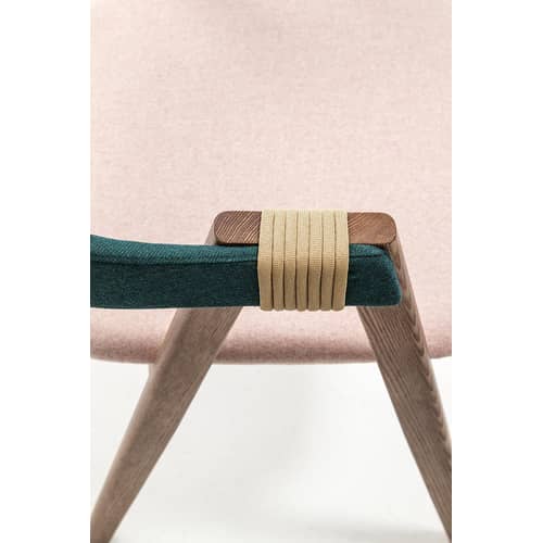 Fauteuil rembourré Mathilda tissu bleu rose vert bois naturel - Moroso - Turquoise / Rose pâle / Frêne teinté  - Mousse, Noyer massif, Tissu Kvadrat