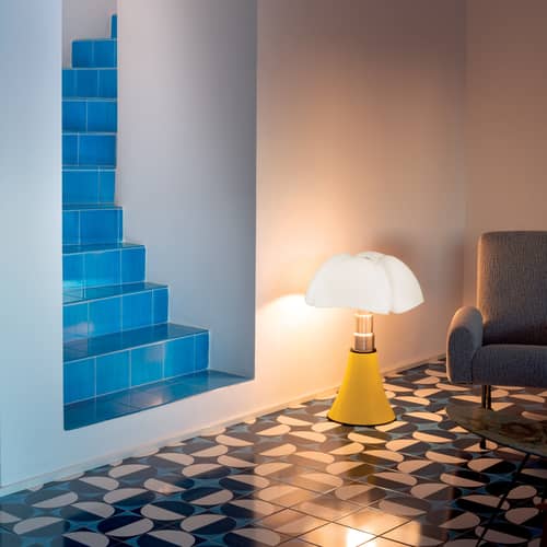 Lampe de table Pipistrello Pop LED jaune / H 66 à 86 cm - Gae Aulenti, 1965 - Martinelli Luce - Jaune brillant - Acier inox brossé, Aluminium verni, Méthacrylate opalin
