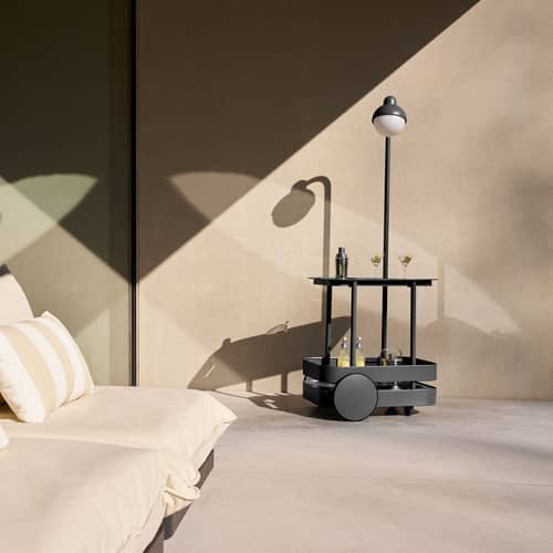 Ablage Jolly Trolley metall grau / Kabellose Lampe mit USB-Aufladung - 78 x 55 x H 200 cm - Fatboy - Anthrazit - Polyäthylen, Thermolackiertes Aluminium