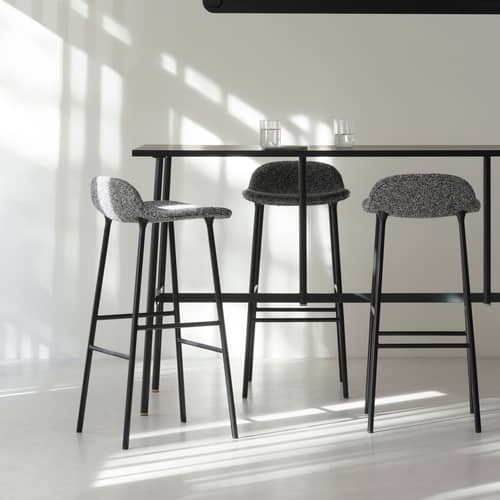 Gepolsterter Barhocker Form leder schwarz / H 75 cm - Leder / Vollpolsterung - Normann Copenhagen - Schwarzes Leder (Ultra 41599) / Schwarzer Fuß - lackierter Stahl, Leder, Polypropylen, Schaumstoff