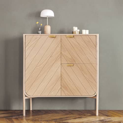Geschirrschrank Marius holz natur / L 120 cm x H 130 cm - Hartô - Eiche natur / Griffe messingfarben - eichenfurnierte Holzfaserplatte, massive Eiche