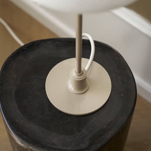 Lampe de table PH 2/1 beige / Réédition 1927 - Louis Poulsen - Beige brillant / Blanc - Aluminium laqué, Verre soufflé bouche