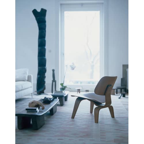 Fauteuil bas Plywood Group LCW bois noir / By Charles & Ray Eames, 1945 - Vitra - Noyer - Contreplaqué moulé, Placage de noyer
