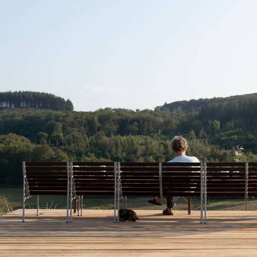 Banc avec dossier Traverse Lounge bois marron / L 114 cm - Avec accoudoirs / Bouroullec - Hay - Banc / Bois marron - Aluminium, Frêne massif traité thermiquement