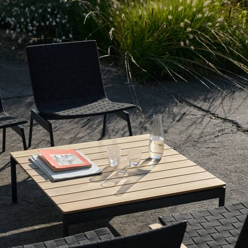 Fauteuil bas Ville AV44 tissu noir - &tradition - Noir chaud - Acier thermolaqué, Sangles polyester