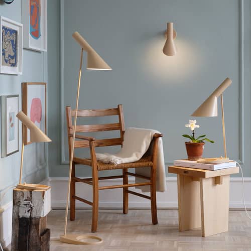 Lampada da tavolo AJ Mini metallo beige / H 43 cm - orientabile / Arne Jacobsen, 1957 - Louis Poulsen - Sabbia bollente - Acciaio, Ghisa