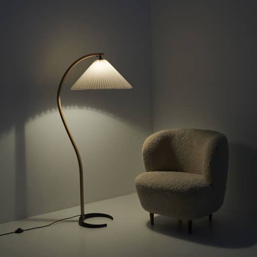 Lampadaire Timberline tissu blanc / Réédition 1970s - Gubi - Tissu blanc / Bois & noir - Bouleau, Chêne, Fonte, Tissu plissé