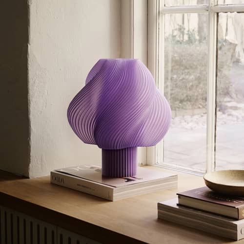Lampe de table Soft Serve Grande violet / H 35 cm - CRÈME ATELIER - Sorbet lavande - PLA recyclé