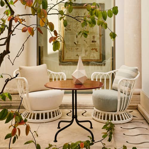 Poltrona imbottita Grace Outdoor tessuto fibra sintetica bianco - Gubi - Bianco / Grigio a righe / ecrù - Alluminio termolaccato, Fibra polietilene, Schiuma a rapida asciugatura, Tessuto outdoor