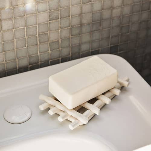Porte-savon Ceramic céramique blanc / Fait main - Ferm Living - Blanc cassé - Céramique émaillée