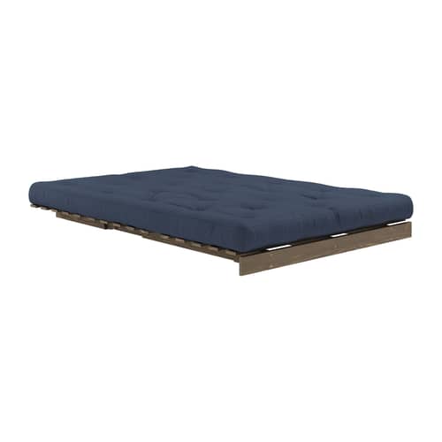 Divano convertibile Roots legno blu / L 140 cm - 3 posizioni / Struttura marrone - KARUP DESIGN - Blu scuro 737 / Legno marrone - Espanso, Fibre riciclate miste, Pino massello certificato FSC laccato, Tessuto