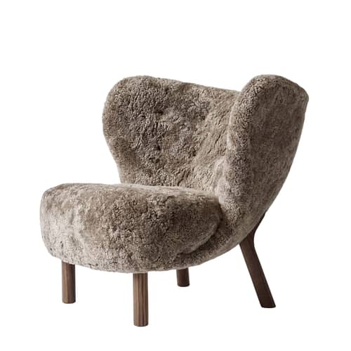 Fauteuil rembourré Little Petra VB1 tissu marron / Réédition 1938 - Peau de mouton - &tradition - Marron (peau mouton) / Noyer - Mousse CMHR, Noyer massif, Peau de mouton