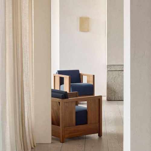 Fauteuil rembourré Roan - Ethnicraft - Bleu encre / Teck marron - Mousse haute densité, Teck massif, Tissu