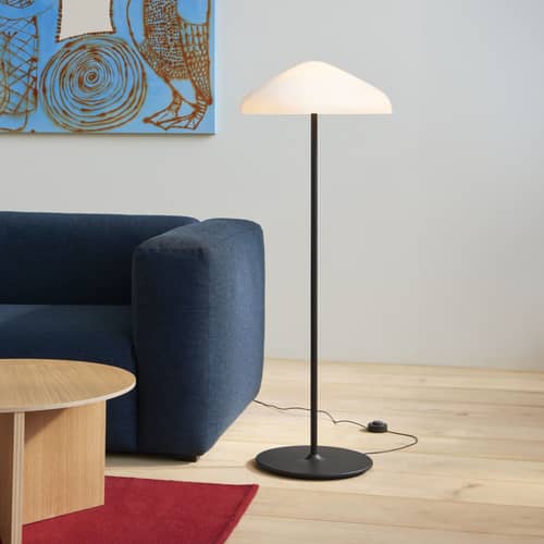 Stehleuchte Pao glas weiß / Ø 47 x H 120 cm - Hay - Weiß / Schwarzer Fuß - mundgeblasenes Glas, Stahl